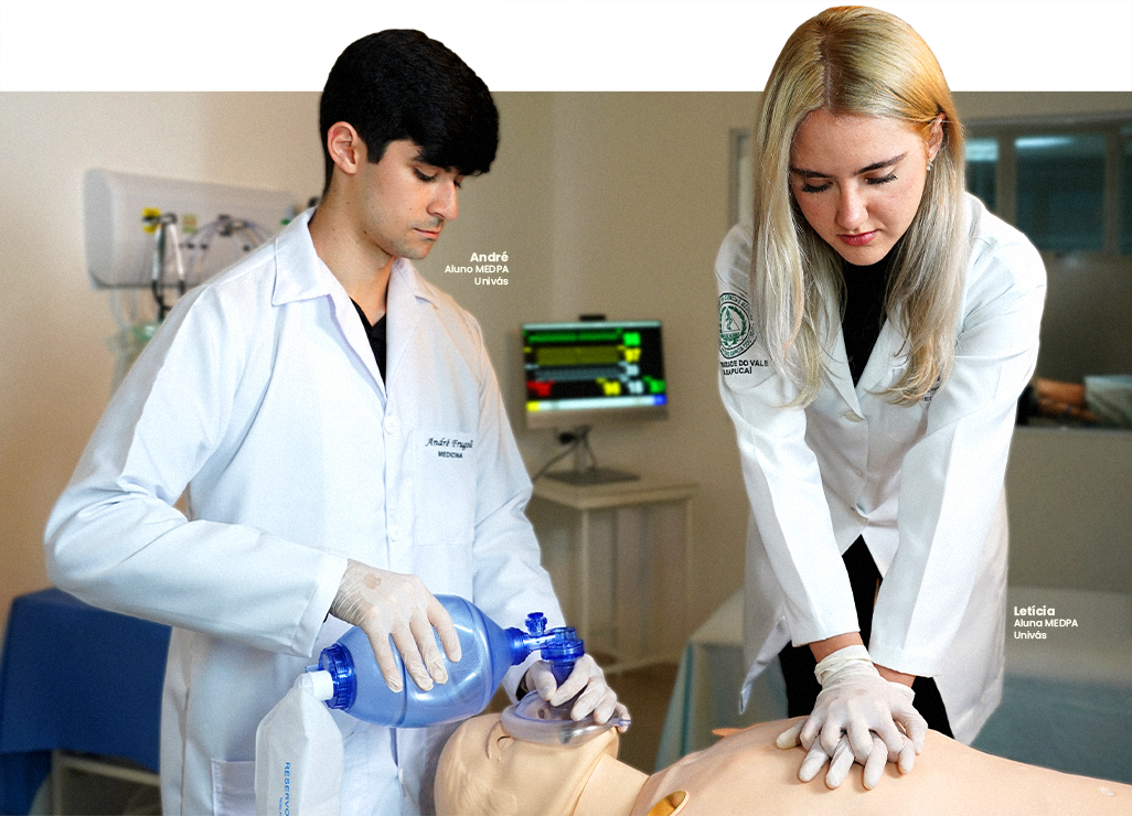 André e Letícia, alunos da Medicina Univás, em prática de simulação